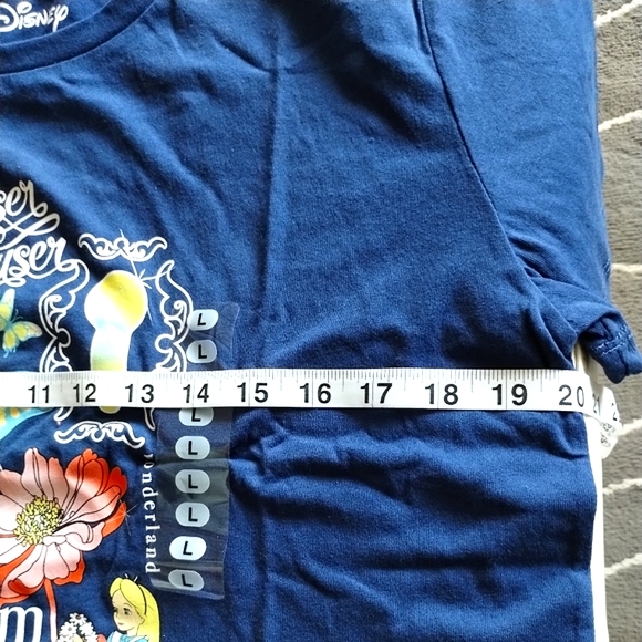 NWT Disney Alice in Wonderland Juniors Crop T shirt/Tee - Picture 12 of 16